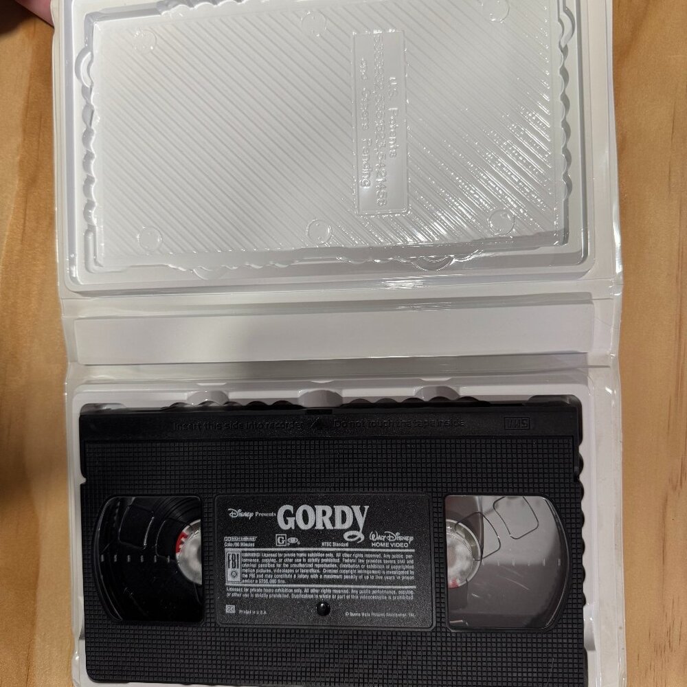 Gordy (2001) VHS (Clamshell, *Tested*) - Picture 3 of 5